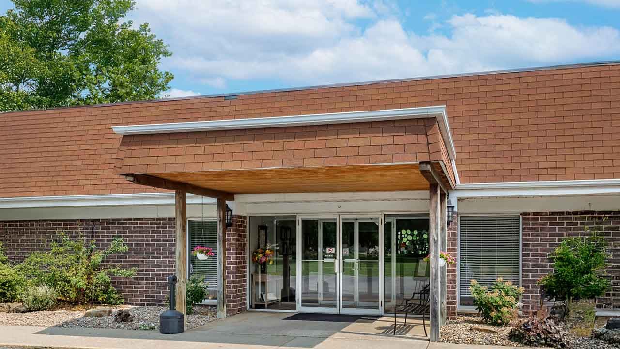 Carlinville Rehab & Healthcare Center photo 3
