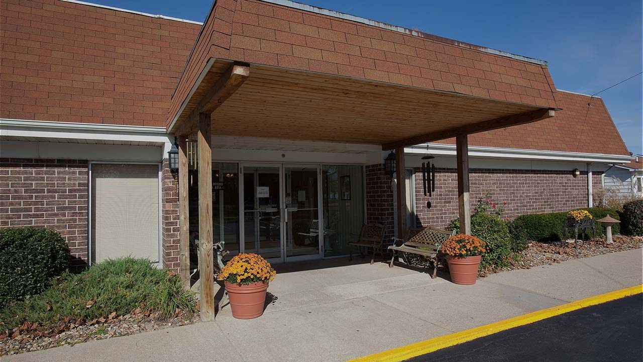 Carlinville Rehab & Healthcare Center photo 4