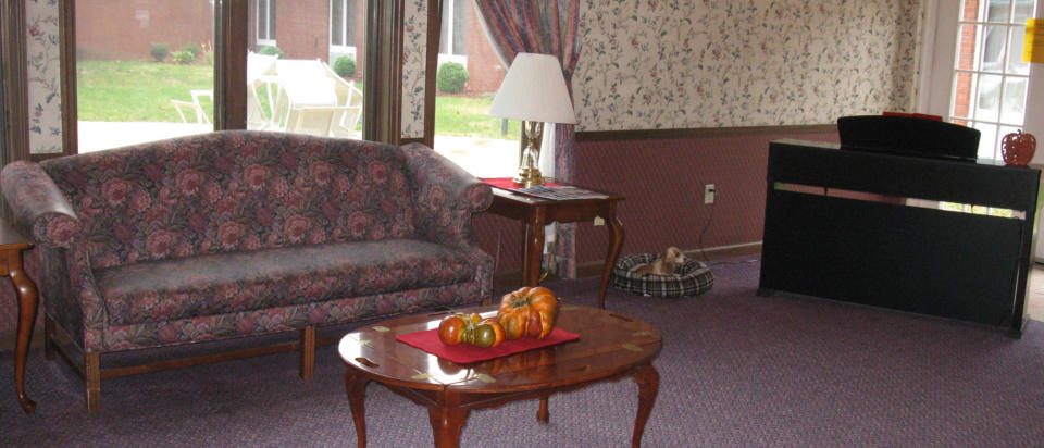 Pekin Manor photo 2