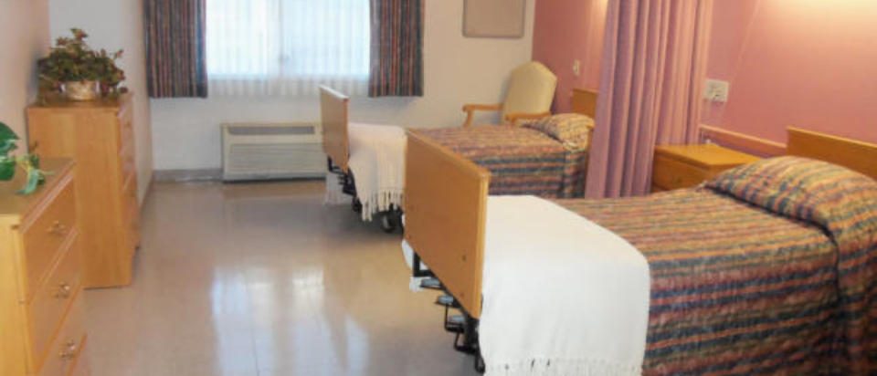 Pekin Manor photo 3