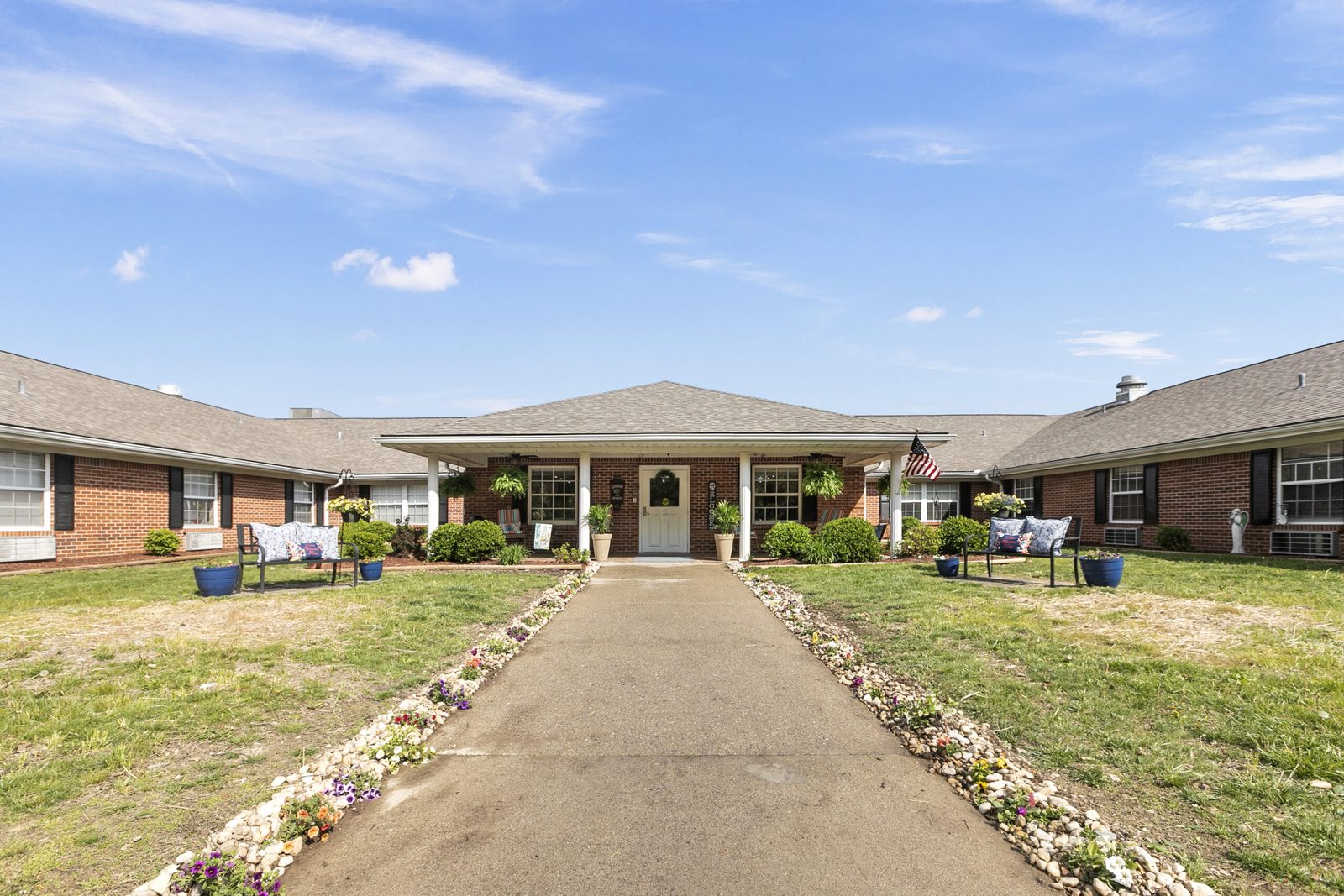 Oakmont Manor photo 1