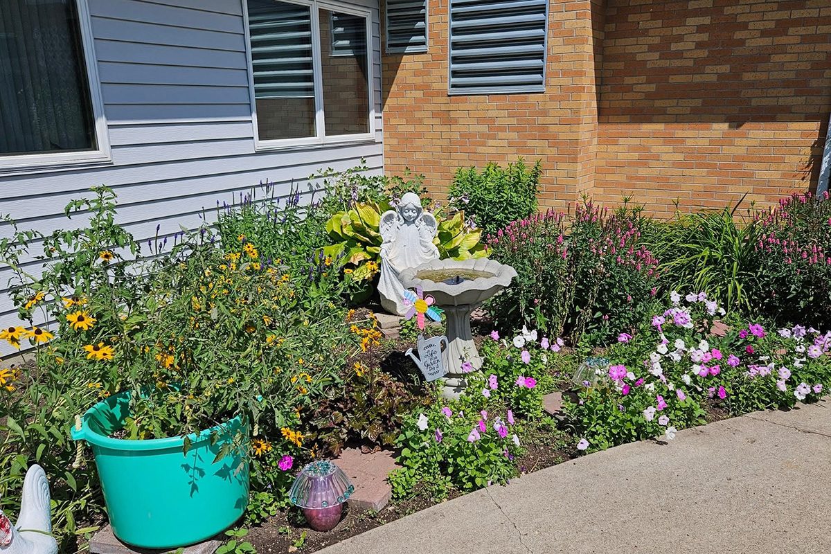 Elm Crest Manor photo 2