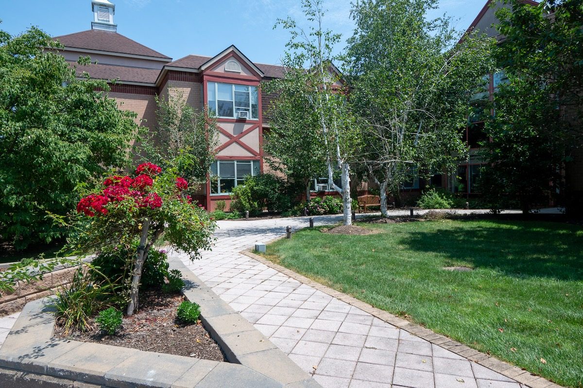 The Grove At Valhalla Rehab And Nursing Center photo 4