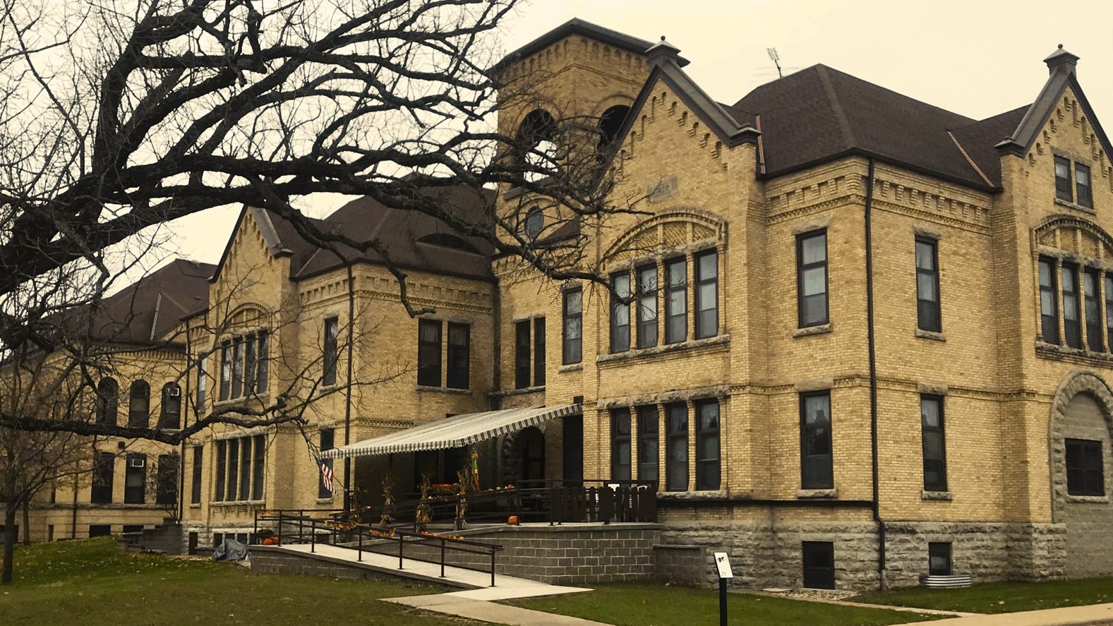 Arborview Manor photo 3