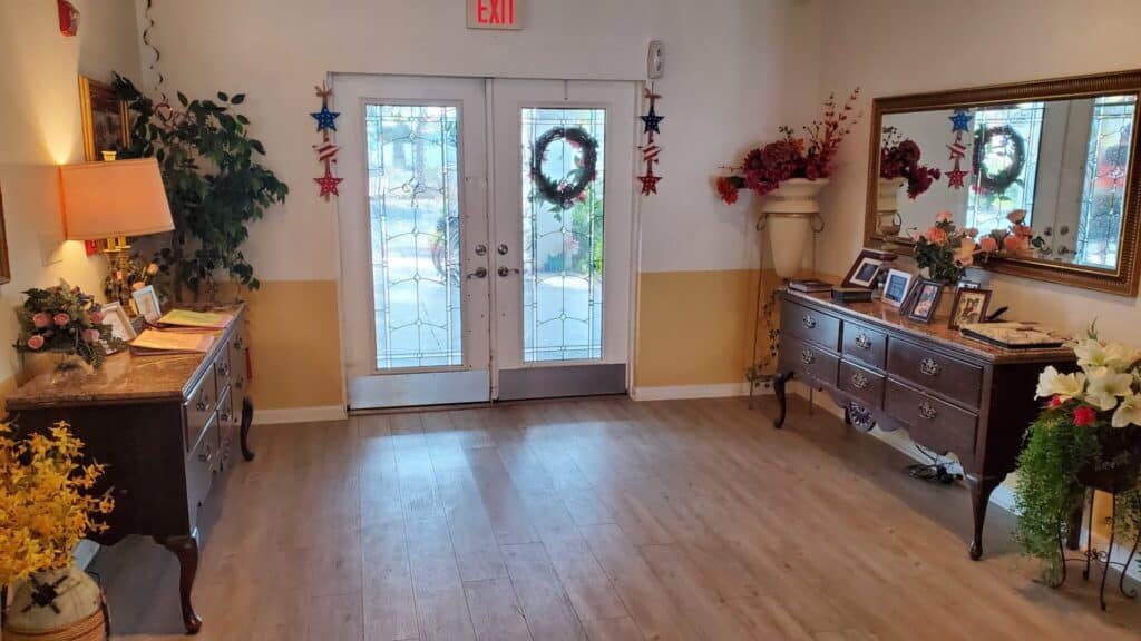 Royal Oaks Manor photo 2
