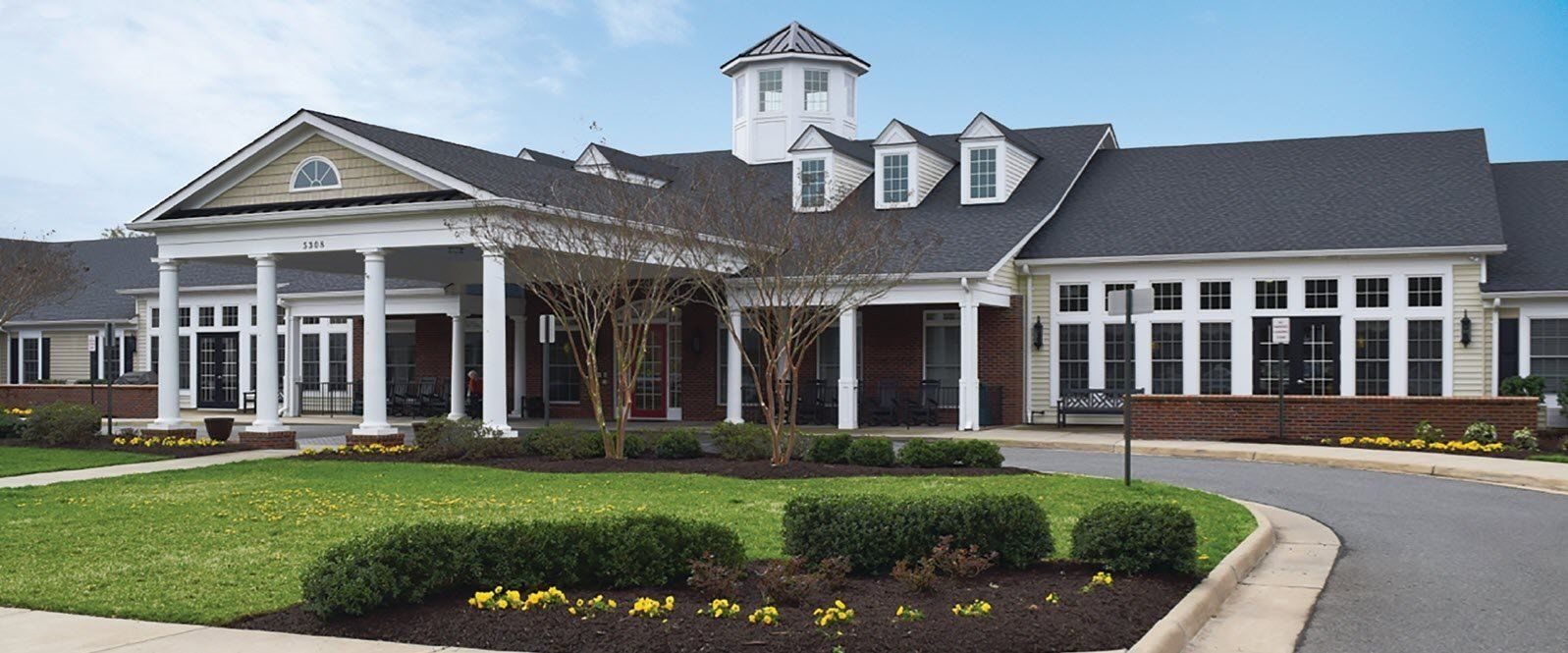 Colonial Manor