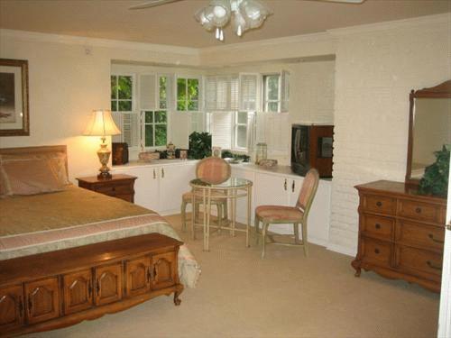 Valencia Manor Care photo 1