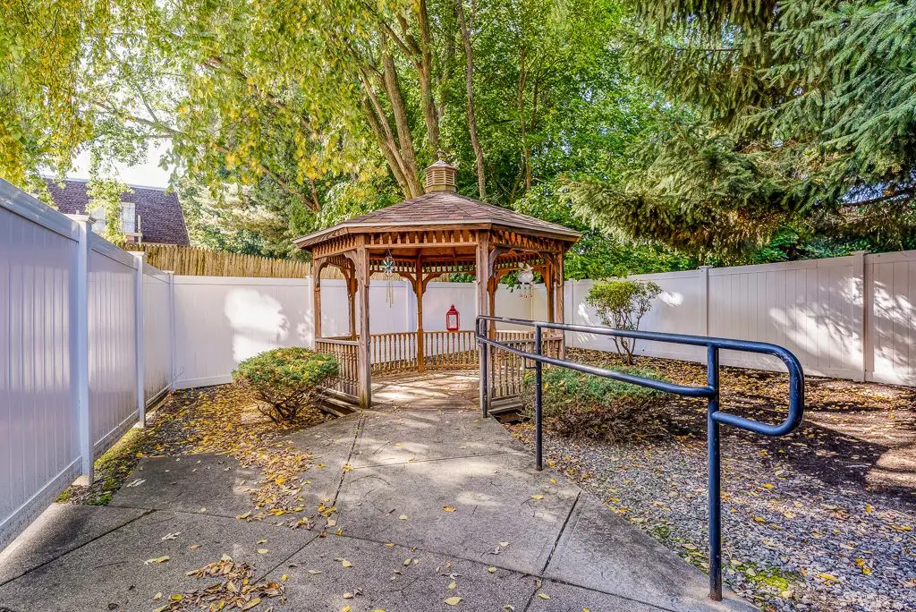 Pacifica Senior Living Victoria Court photo 4