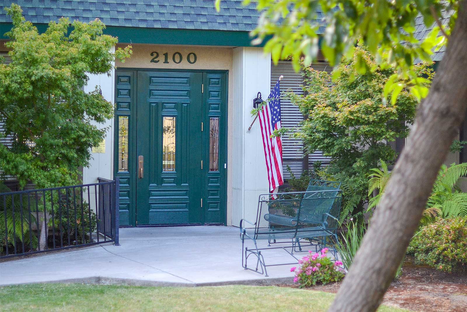 Country Club Manor photo 1