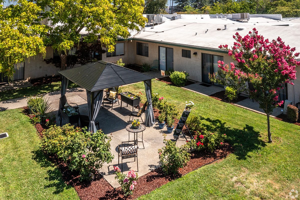 Country Club Manor photo 2