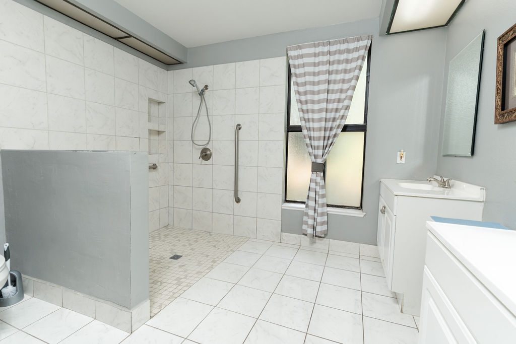 Genesis Manor IV photo 2