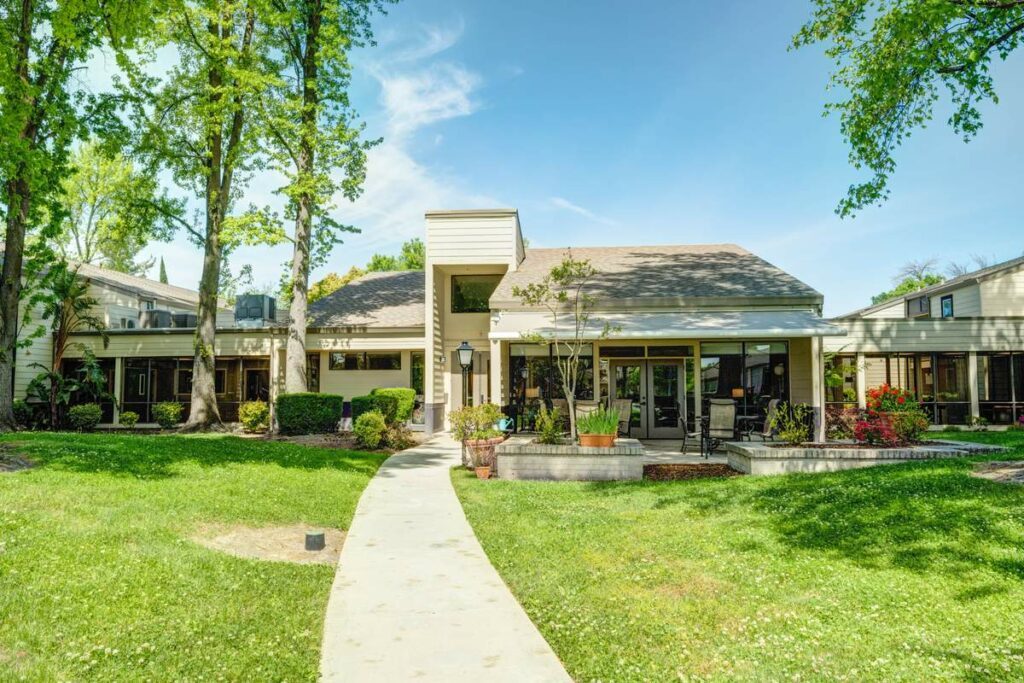 The Oaks at Inglewood Assisted Living photo 2