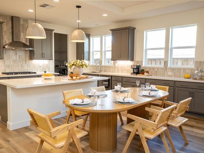 Golden Luxe Residences - Oakley